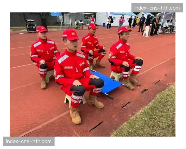 聚光灯外的守护者：队医在运动员两次试举间隙的紧急处理