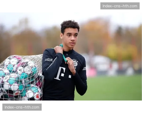 半场：穆夏拉世界波破门，拜仁主场1-0暂时领先莱比锡